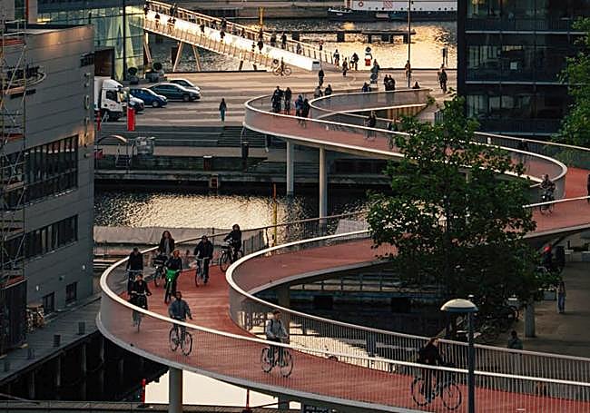 Innovación y seguridad priman en las ciclovías que cruzan los canales de la capital danesa.